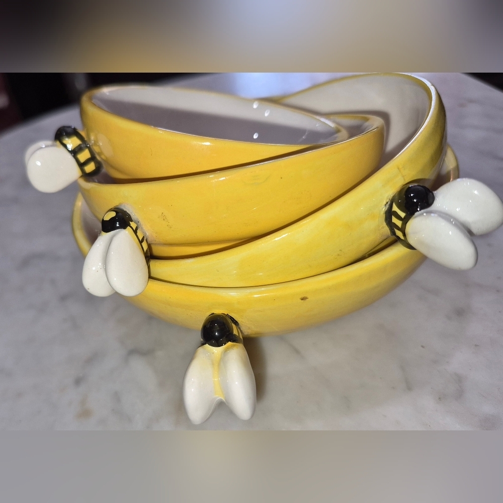 Bee Measuring Cups - Picture 1 of 5